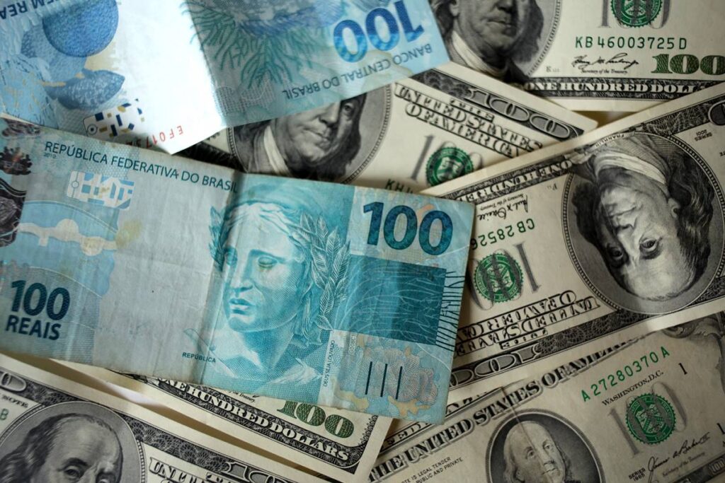 dolar-abre-estavel-com-emprego-nos-eua,-musk-x-trump-e-fiscal-no-radar