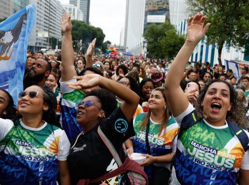 evangelicos-crescem-e-representam-mais-de-um-quarto-da-populacao