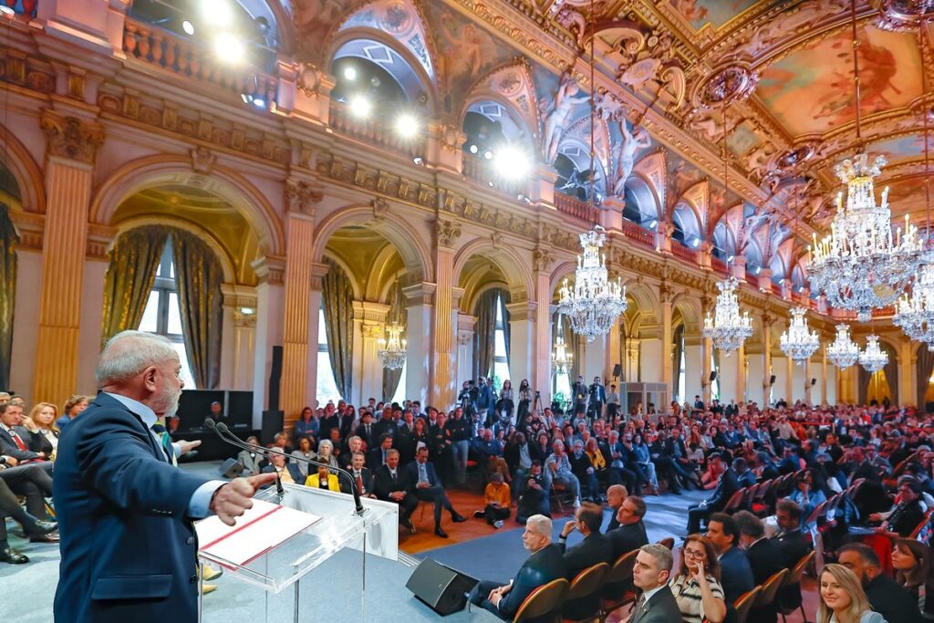 lula-manda-recado-a-trump-em-evento-com-empresarios-em-paris