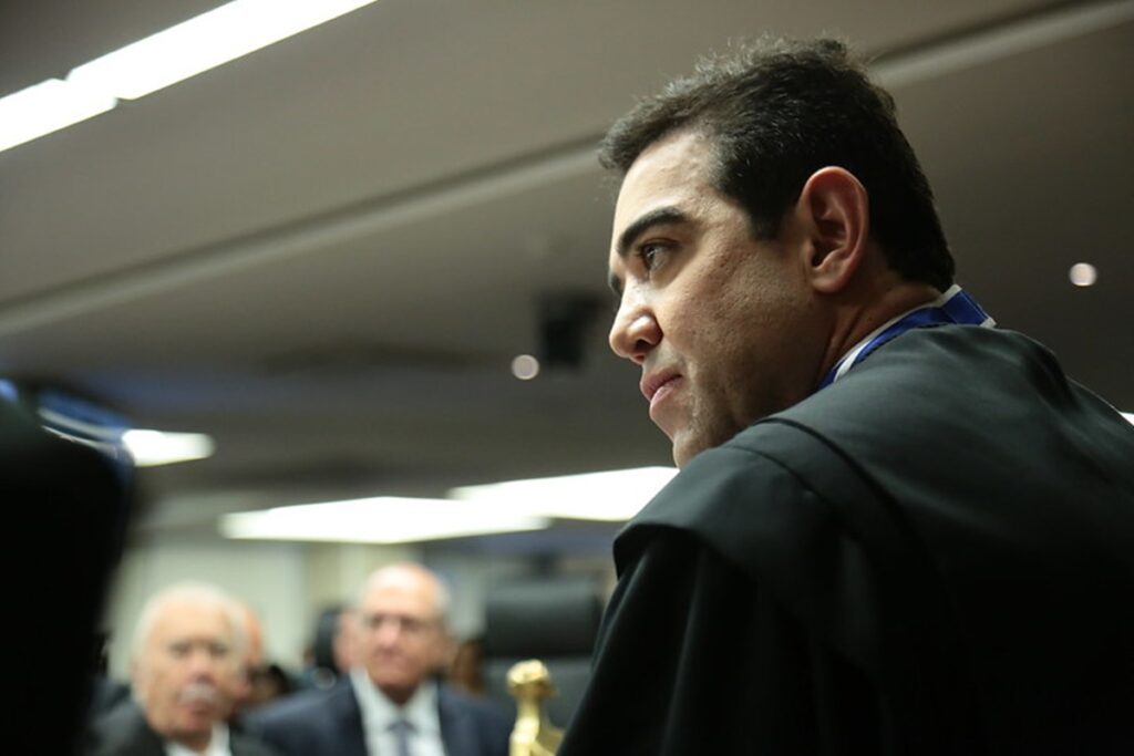 “tenho-vergonha-de-receber-penduricalho”,-diz-ministro-do-tcu