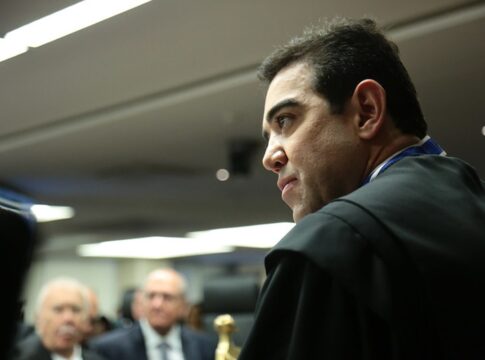 “tenho-vergonha-de-receber-penduricalho”,-diz-ministro-do-tcu
