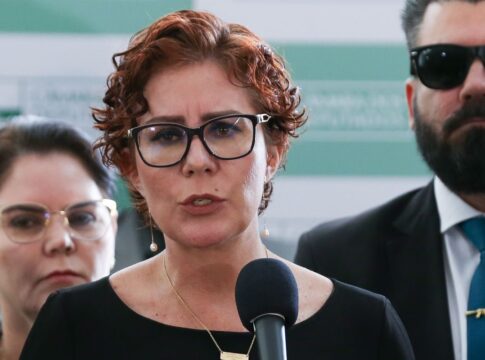 camara-autoriza-licenca-de-127-dias-a-deputada-carla-zambelli