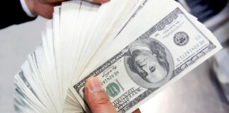 dolar-cai-para-r$-5,57-e-fecha-no-menor-valor-em-8-meses