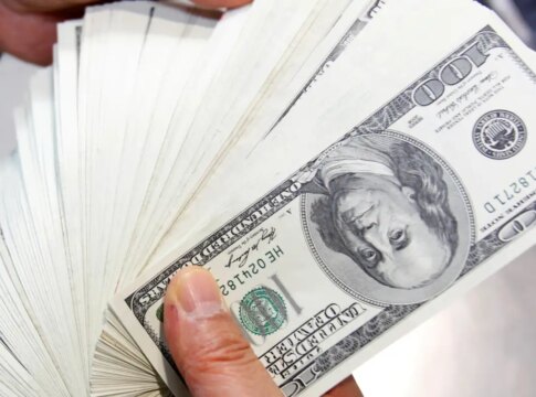 dolar-cai-para-r$-5,57-e-fecha-no-menor-valor-em-8-meses