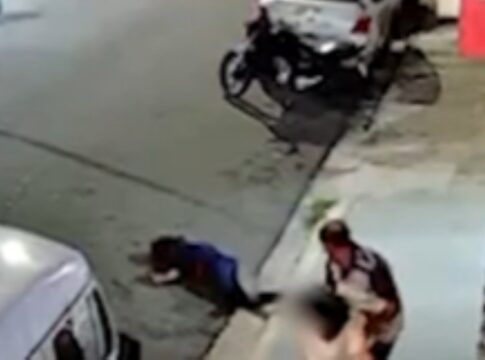 mulher-de-68-anos-e-agredida-apos-reclamar-de-latido-de-cachorro.-veja