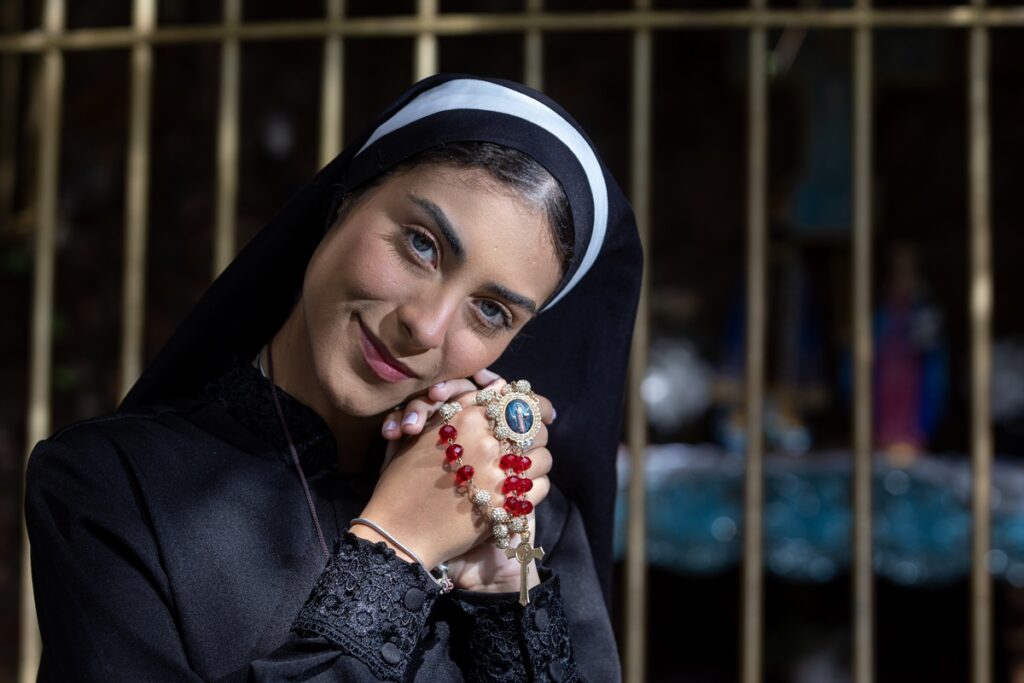 “maquiada-para-jesus”:-a-incrivel-transformacao-da-miss-que-virou-freira