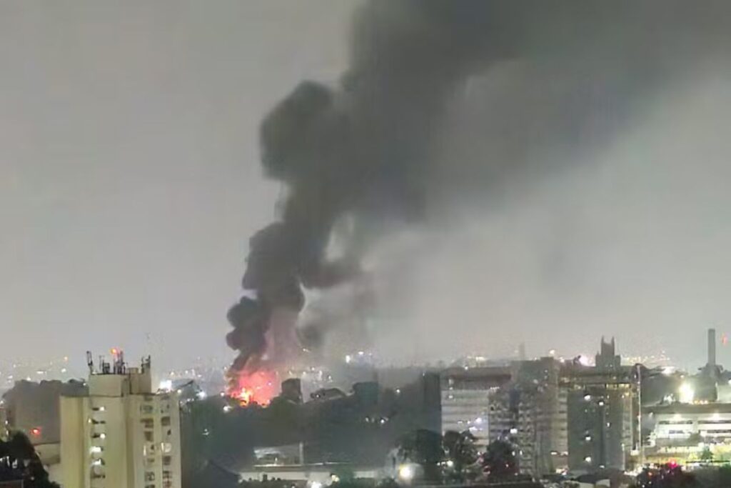incendio-atinge-galpao-de-500-m²-e-destroi-3-onibus-na-zona-sul-de-sp