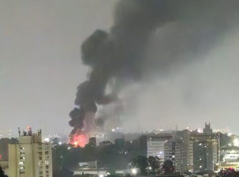 incendio-atinge-galpao-de-500-m²-e-destroi-3-onibus-na-zona-sul-de-sp