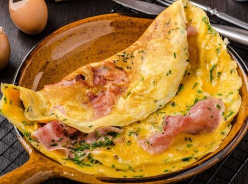 omelete-de-micro-ondas-nao-leva-oleo-e-fica-pronta-em-5-minutos