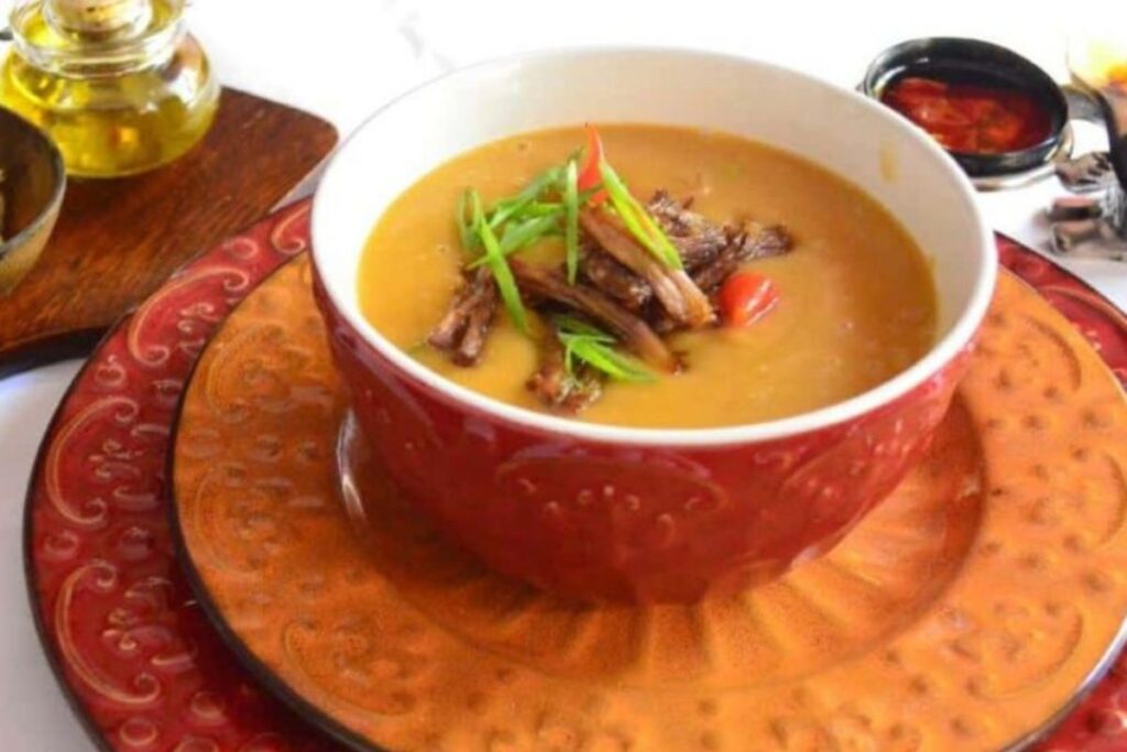 cremosa,-esta-sopa-de-mandioca-e-um-afago-na-alma;-aprenda-a-receita