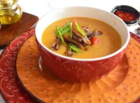 cremosa,-esta-sopa-de-mandioca-e-um-afago-na-alma;-aprenda-a-receita
