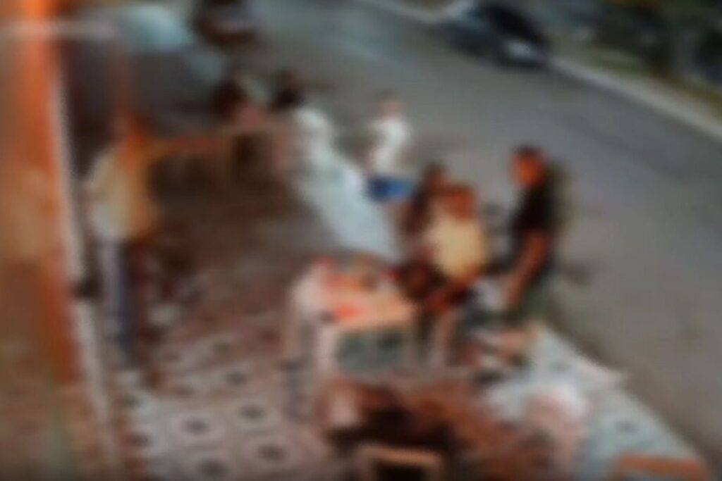 ladrao-obriga-funcionario-a-se-ajoelhar-e-ameaca-casal-com-bebe