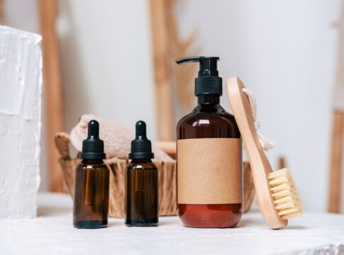 cleansing-oil:-expert-revela-tudo-sobre-produto-para-remocao-da-make