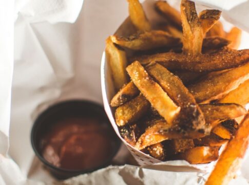 este-truque-com-vinagre-deixa-a-batata-frita-sequinha-e-crocante;-veja