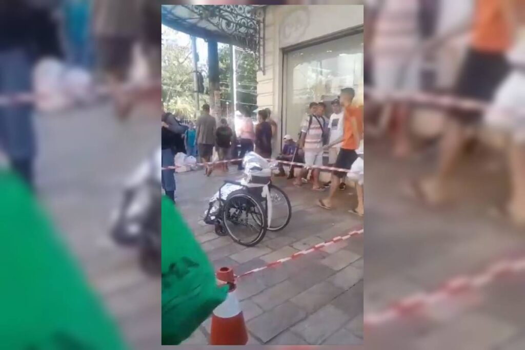 video.-filho-usa-corpo-do-pai-em-cadeira-de-rodas-para-pedir-dinheiro