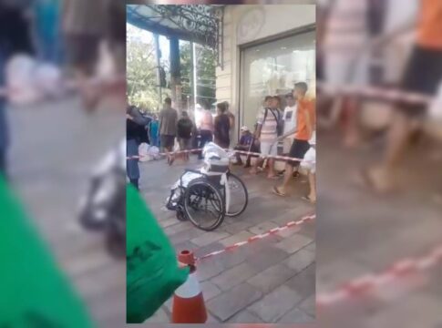 video.-filho-usa-corpo-do-pai-em-cadeira-de-rodas-para-pedir-dinheiro