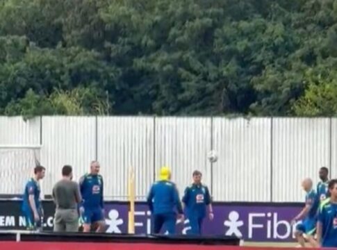 antes-de-treino-da-selecao,-ancelotti-participa-de-roda-de-“altinha”