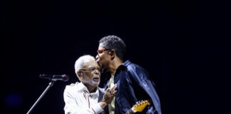 alexandre-carlo-sobe-ao-palco-com-gilberto-gil-em-brasilia