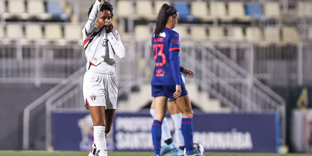 sao-paulo-goleia-bragantino-e-chega-as-quartas-do-brasileiro-feminino