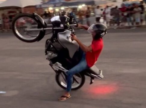 “amostradinho”-empina-moto-e-bate-em-viatura-policial-em-campo-grande