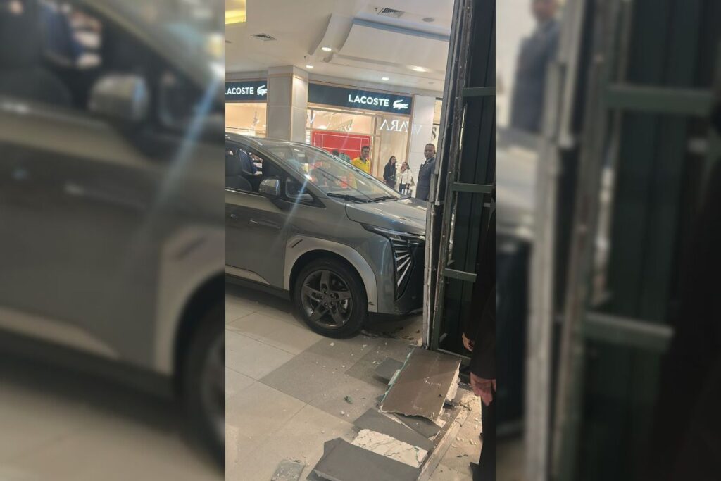 sp:-crianca-entra-em-carro-de-exposicao-e-bate-em-vitrine-de-joalheria