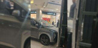 sp:-crianca-entra-em-carro-de-exposicao-e-bate-em-vitrine-de-joalheria