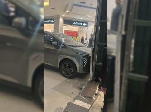 sp:-crianca-entra-em-carro-de-exposicao-e-bate-em-vitrine-de-joalheria