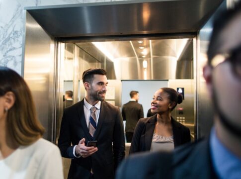 “conversas-de-elevador”-sao-importantes-para-a-saude-mental,-diz-psicologa