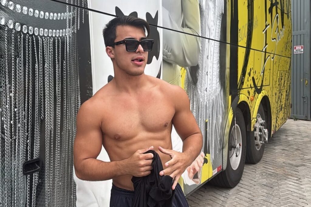 cantor-da-banda-djavu-e-alvo-de-extorsao-apos-enviar-fotos-picantes