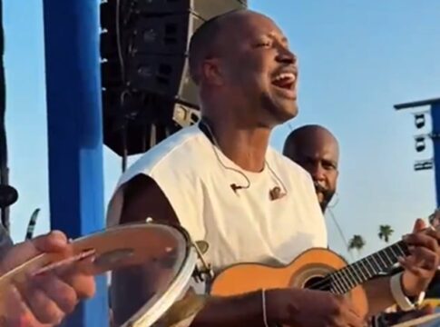 video:-apos-faltar-luz,-thiaguinho-improvisa-durante-show-em-miami