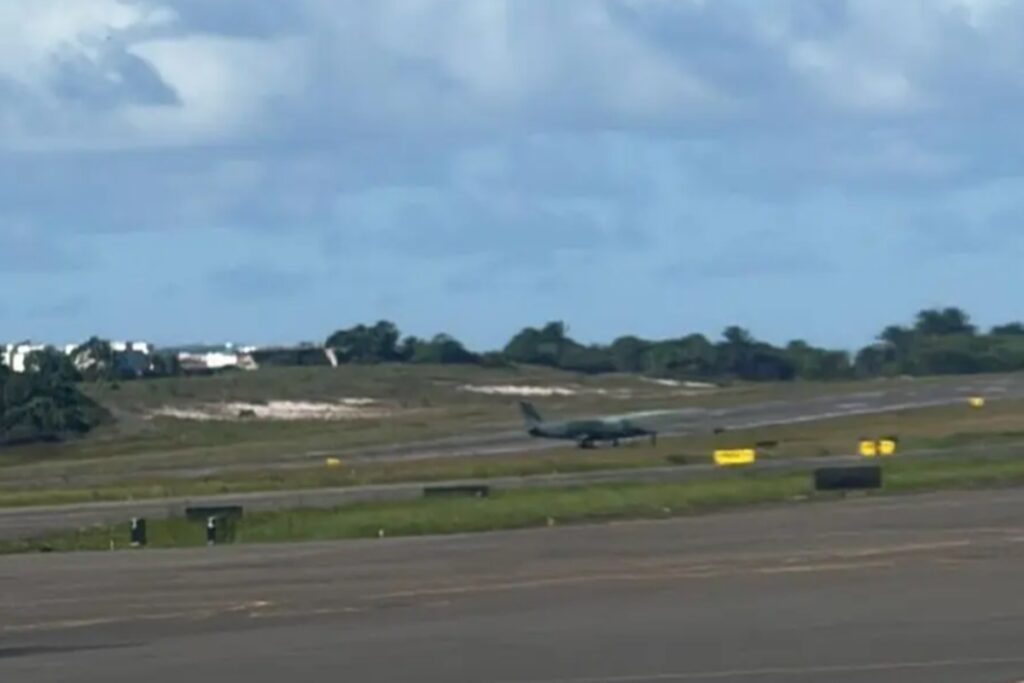 aviao-da-fab-tem-pneu-furado-ao-pousar-no-aeroporto-de-salvador