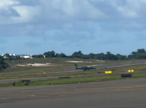 aviao-da-fab-tem-pneu-furado-ao-pousar-no-aeroporto-de-salvador