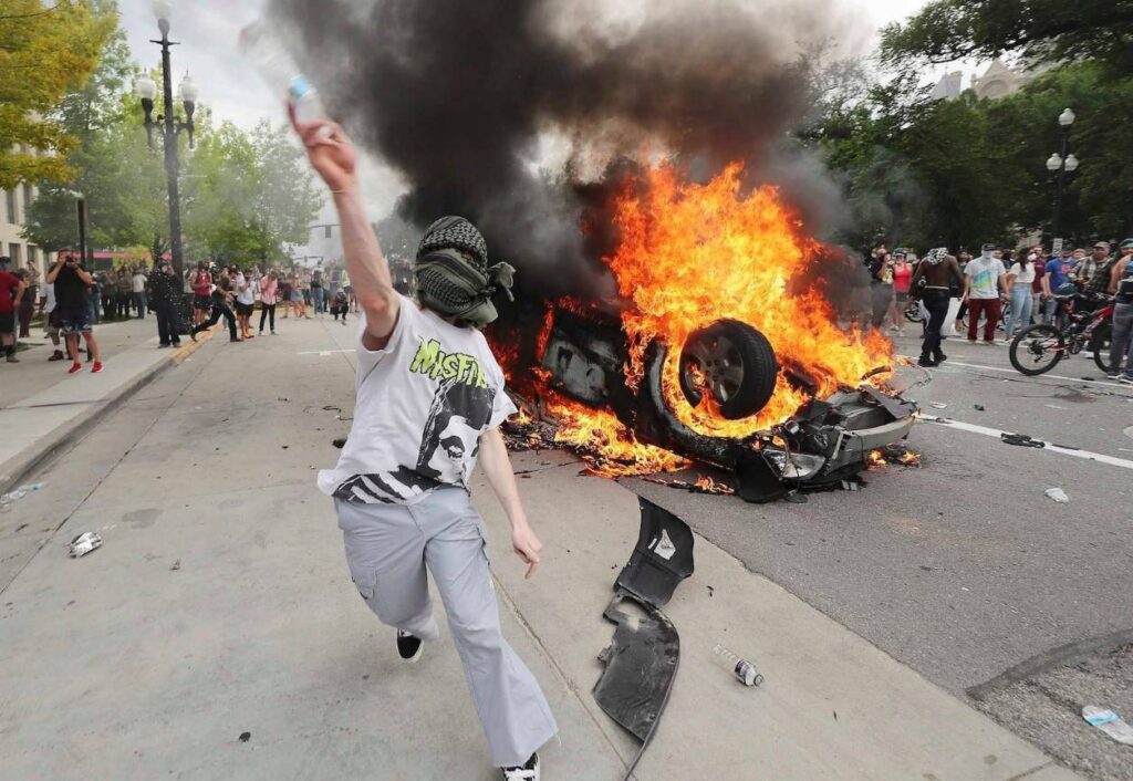 afastado-de-trump,-musk-critica-protestos-em-la:-“isso-nao-esta-certo”