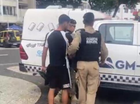 ambulante-vende-2-milhos-por-r$-1.064-a-turistas-e-e-preso-em-praia