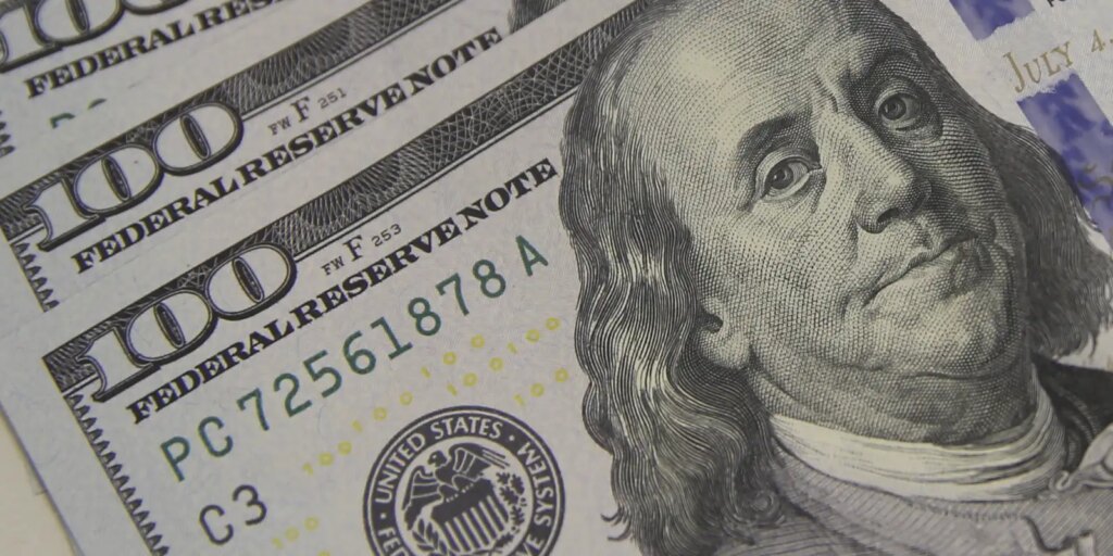 dolar-cai-para-r$-5,56-a-espera-de-pacote-fiscal