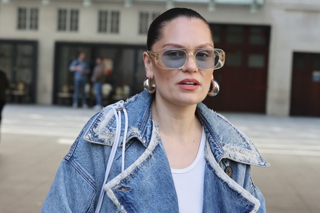 jessie-j-relata-crise-de-panico-apos-diagnostico-de-cancer