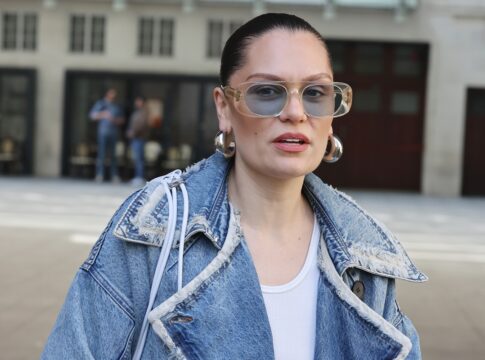 jessie-j-relata-crise-de-panico-apos-diagnostico-de-cancer