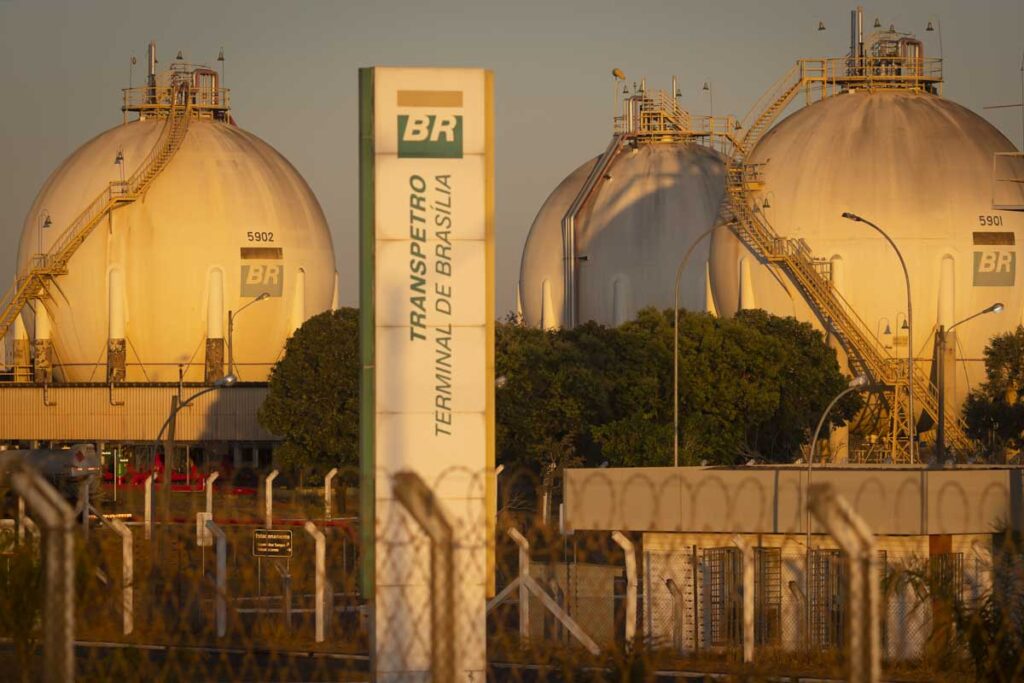 acao-da-petrobras-dispara-com-alta-nos-precos-do-petroleo-e-puxa-bolsa