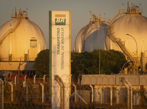 acao-da-petrobras-dispara-com-alta-nos-precos-do-petroleo-e-puxa-bolsa
