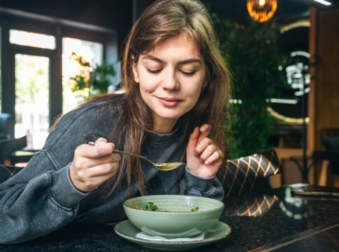 aprenda-a-fazer-5-sopas-ricas-em-proteina-vegetal-para-almoco-e-jantar