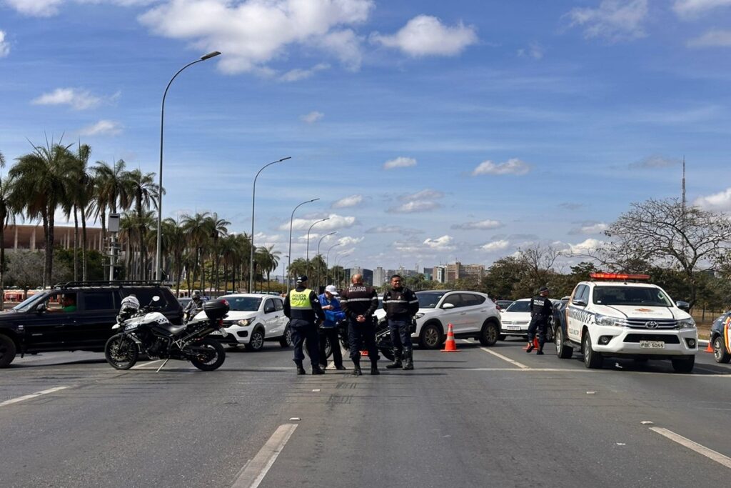 protesto-de-professores-em-greve-bloqueia-4-faixas-do-eixo-monumental