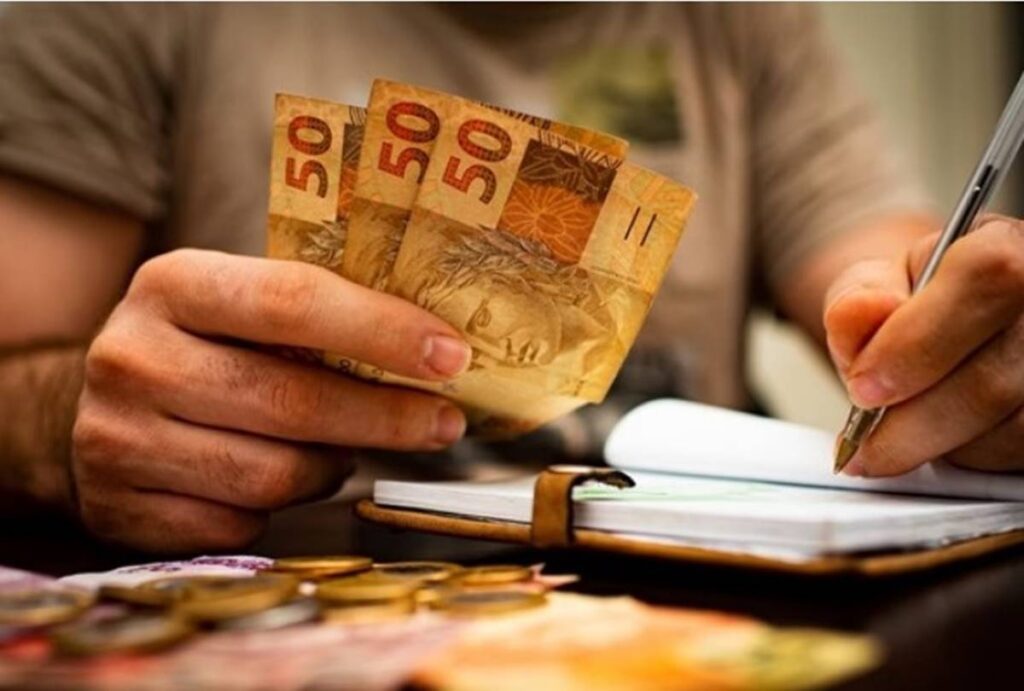 dinheiro-esquecido:-brasileiros-podem-resgatar-r$-9,7-bilhoes,-diz-bc