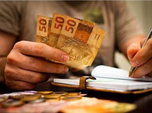dinheiro-esquecido:-brasileiros-podem-resgatar-r$-9,7-bilhoes,-diz-bc