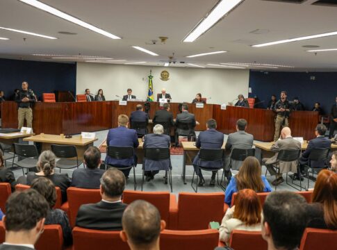 bolsonaro-nega-que-marinha-tenha-colocado-tropas-a-disposicao-do-golpe