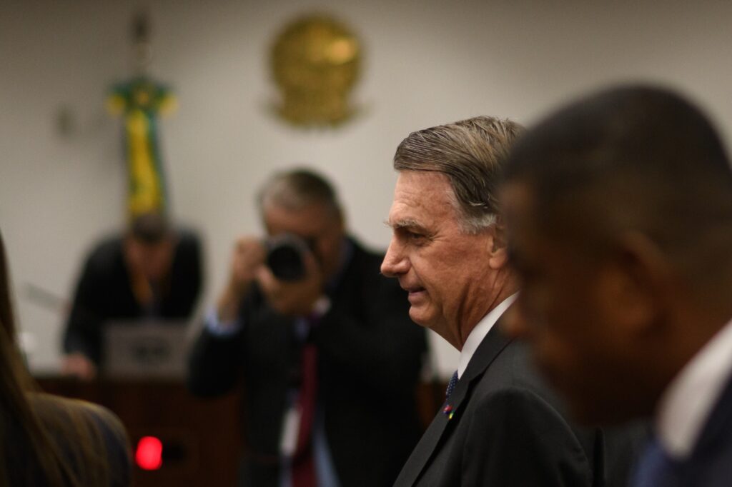 bolsonaro-diz-que-discurso-sobre-estado-de-sitio-era-de-celular-de-cid