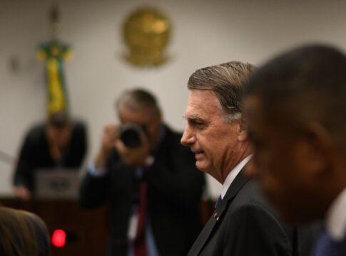 bolsonaro-diz-que-discurso-sobre-estado-de-sitio-era-de-celular-de-cid