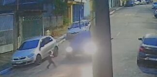 crianca-e-atropelada-apos-se-soltar-do-pai-e-correr-para-rua.-video