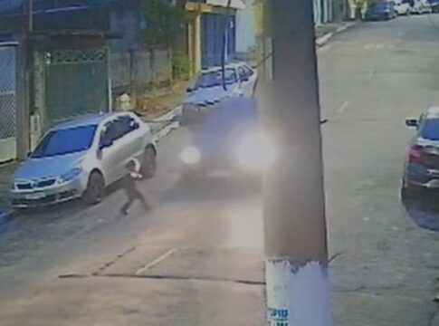 crianca-e-atropelada-apos-se-soltar-do-pai-e-correr-para-rua.-video