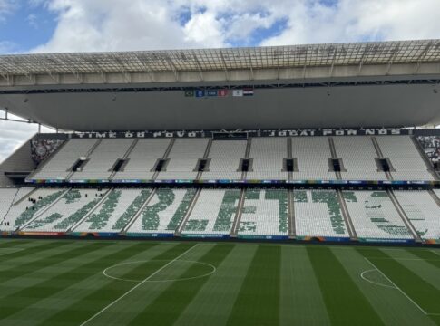 ancelotti-sera-homenageado-com-mosaico-em-jogo-do-brasil.-veja-imagens