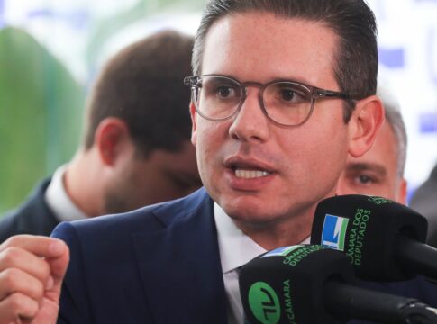 motta-diz-que-vai-levar-ao-plenario-perda-do-mandato-de-carla-zambelli